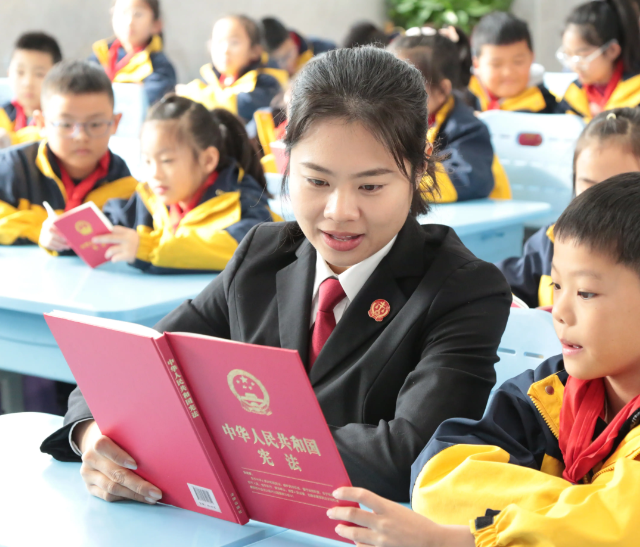 让越来越多学生学会用法律维护自己纷繁展开校园法治作业的立异探究 让越来越多学生学会用法律维护自己纷繁展开校园法治作业的立异探究