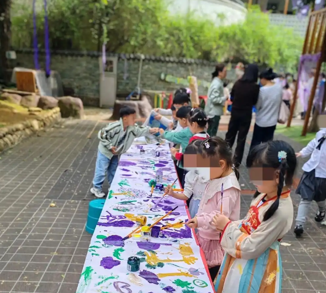 放飞幼年的想象与愿望不同节奏的孩子在同一片空间中自由表达