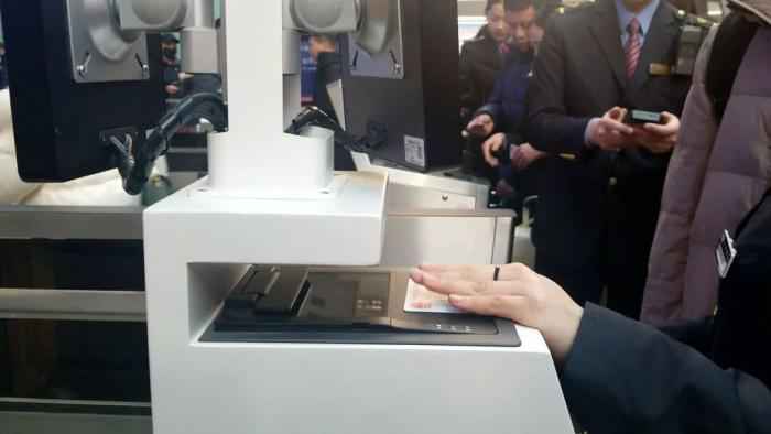 无需取票即可进站 杜佳卉 摄 直击春运首日:铁陆空担起30亿运力