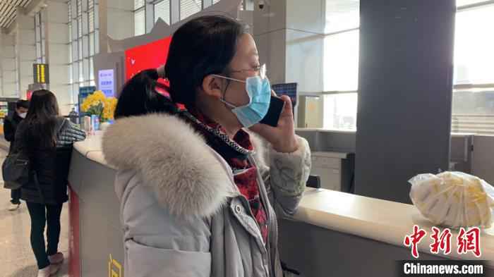 图为贵州省黔南州罗甸县中医院陈川与家人通电话。袁超 摄 袁超 摄 “儿子,妈妈去帮武汉‘治病’,治好了你可以去武大了!”