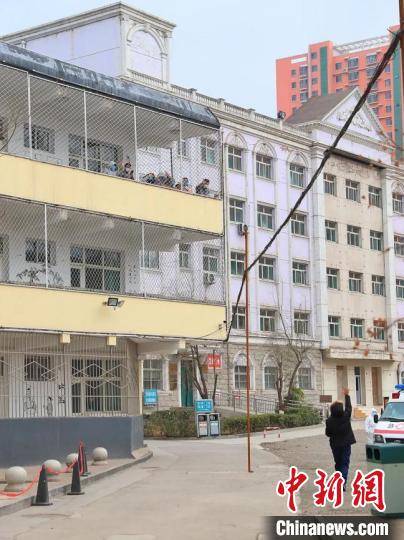 高某与医护人员挥手告别。　董浩 摄