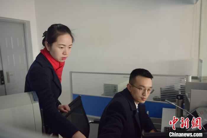 午时：胡兰在票房提醒售票员注意票卷使用情况 宋曹梓瀚 摄