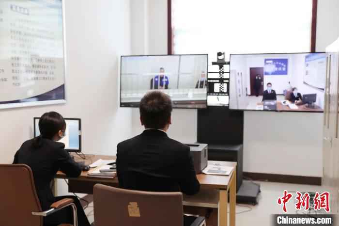 在疫情防控的关键时期,为保障检察工作依法正常开展,山西检方通过远程提讯办案。山西省人民检察院供图 山西检方通过远程提讯助力检察办案 实现办案防疫两不误
