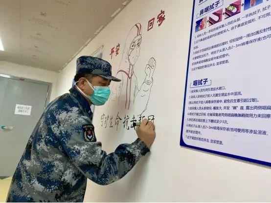 “咦,病区里长出了‘黄鹤楼’?”难怪医护人员纷纷合影留念