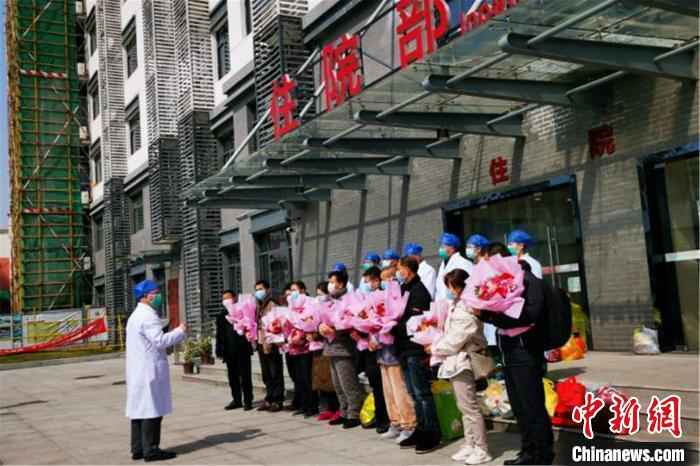 经过一段时间的治疗,11名新冠患者从江西中医药大学附属医院抚生院区治愈出院。(资料图) 姜涛 摄 江西累计治愈出院病例850例 87个县市区疫情风险低