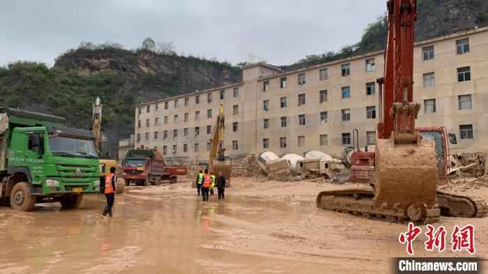 资料图:图为救援人员现场开展清淤工作。袁超 摄 贵阳一商品混凝土公司厂区塌滑:7人发现时无生命体征