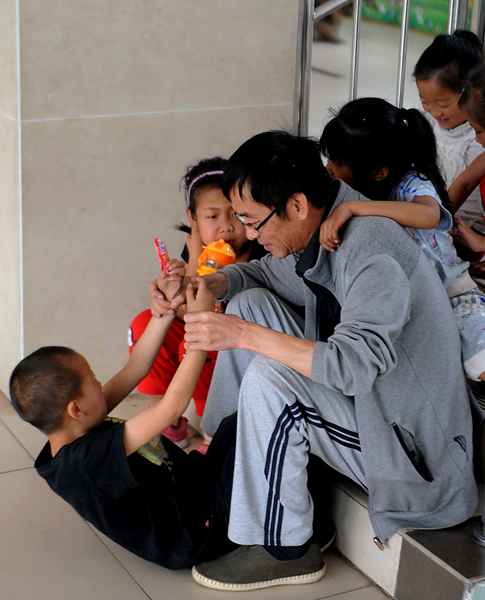 临汾红丝带学校的艾滋患儿吃上了一种新药,不用再每天吃一把