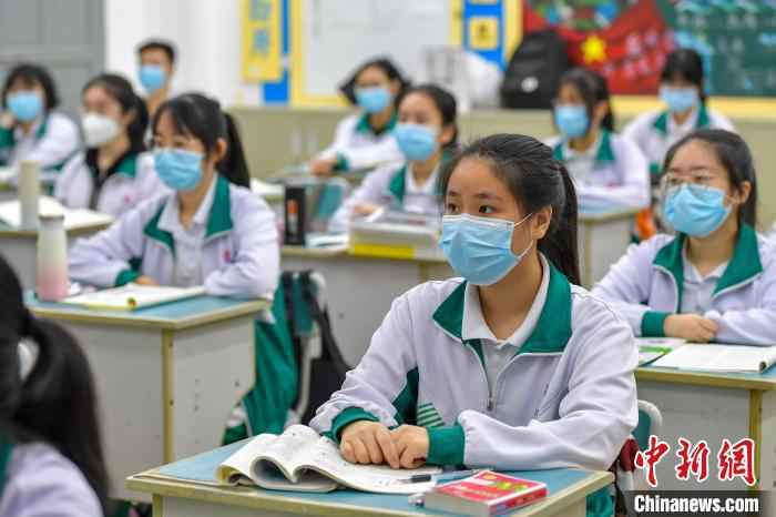 海南华侨中学教室里每套桌椅单独摆放,课桌间隔1米左右。 骆云飞 摄 海南高三、初三开学 单人单桌上课错时就餐