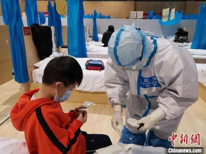 资料图:一位护士正与小患者交流。 天使,节日快乐!