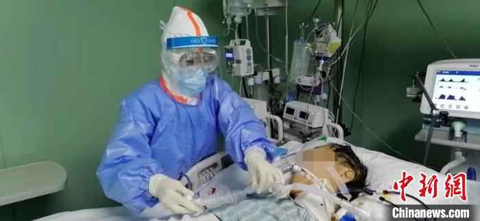 段业英在护理。白恬供图 抗疫前线的护理人:直面最危重病例,给予患者温情关怀