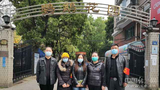 受访者在鹦鹉花园小区门前合影。从左至右依次为蔡斌、金晶、张媛媛、郭凤、李俊。(经济日报-中国经济网记者 邓浩/摄)